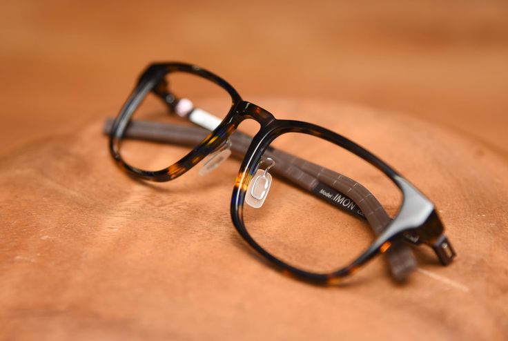 Metal Vs. Plastic Eyeglasses Frames; Glasses for your Face Shape in Canada